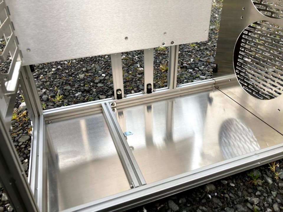 Air case bottom CU.png