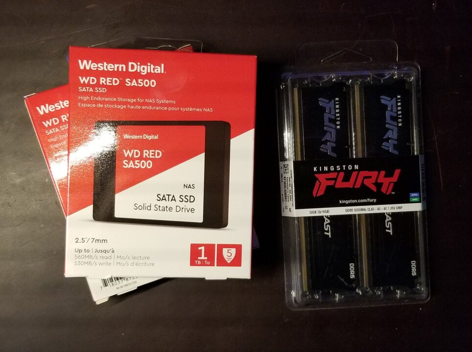 wd-reds-and-kingston-ram.thumb.jpg.50a045bc9fed1182c10db30c19748159.jpg